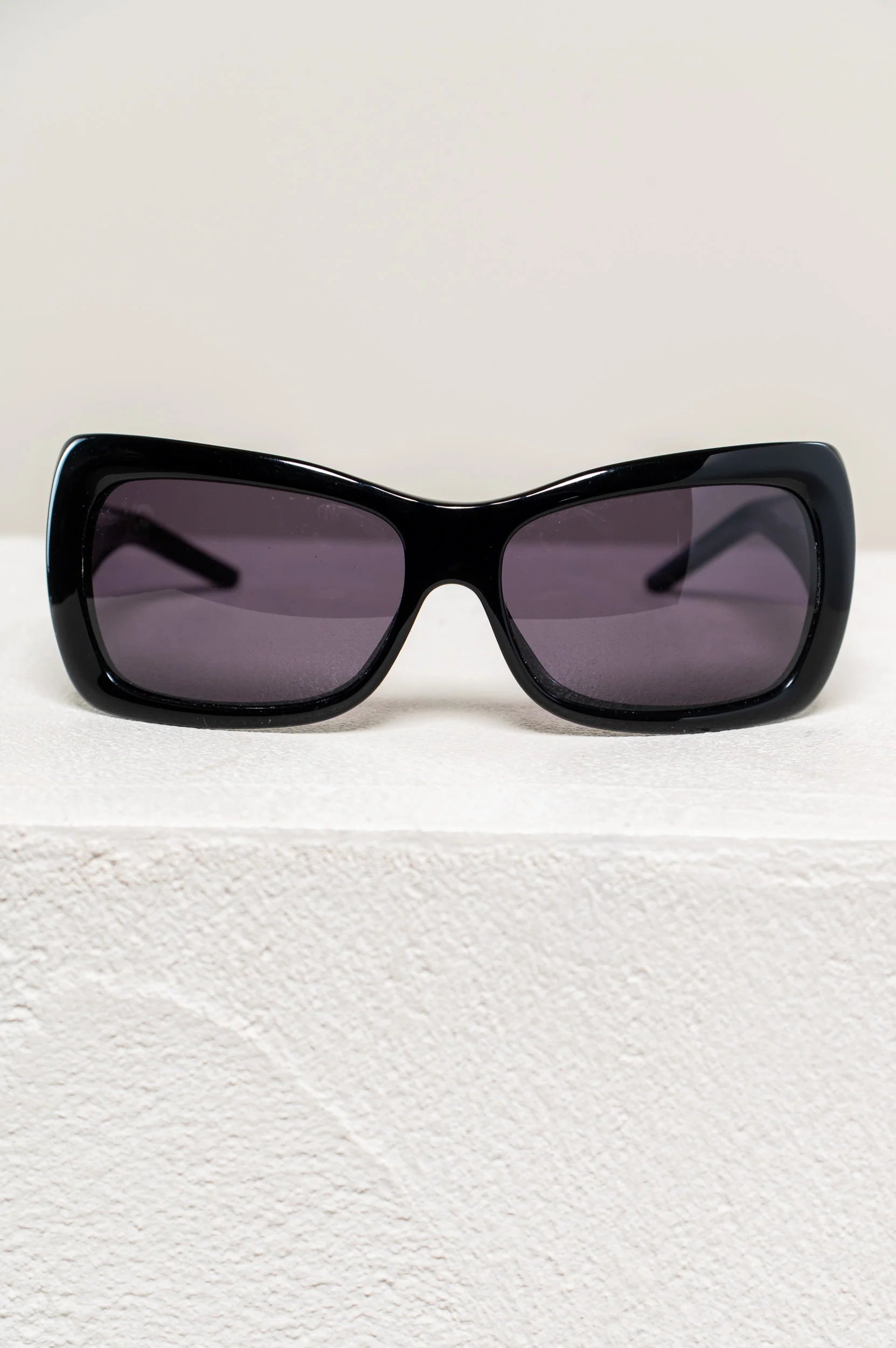 Sunglasses with Red V Detailing Coeur Cult Core