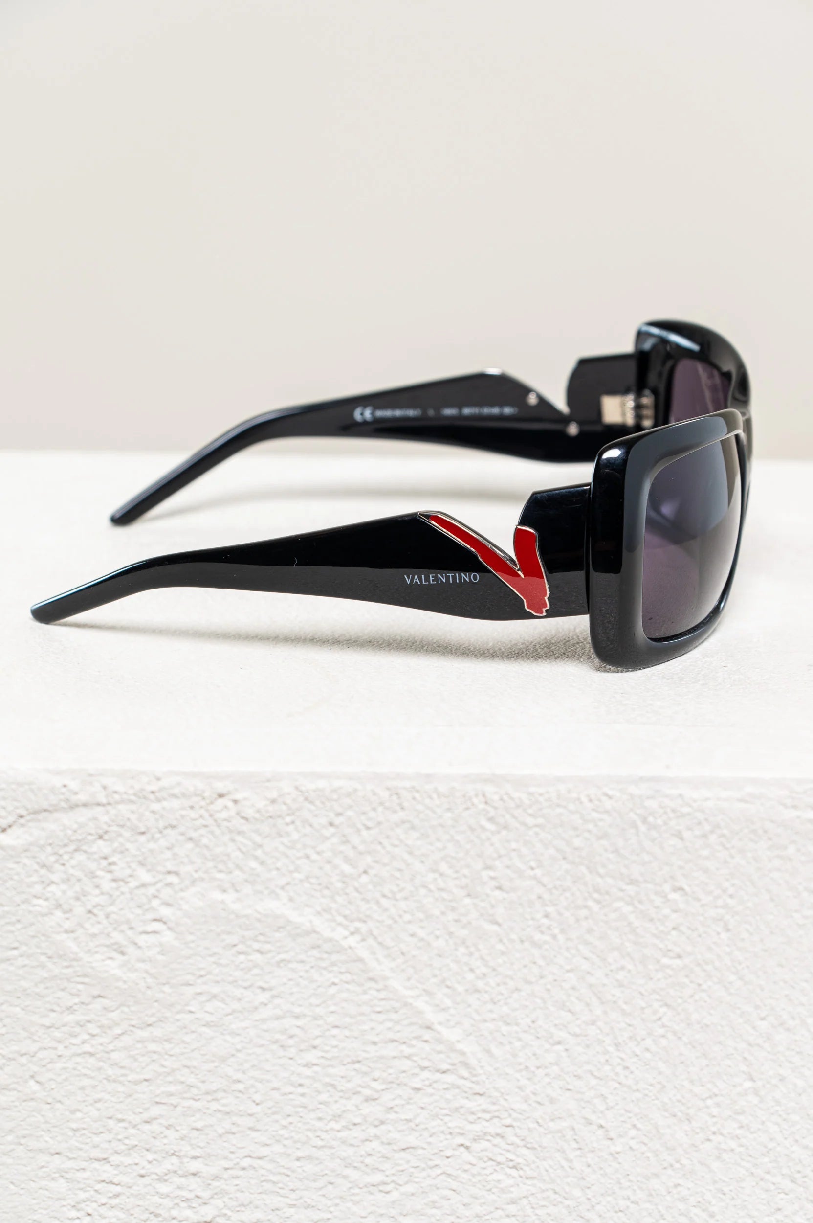 Sunglasses with Red V Detailing Coeur Cult Core