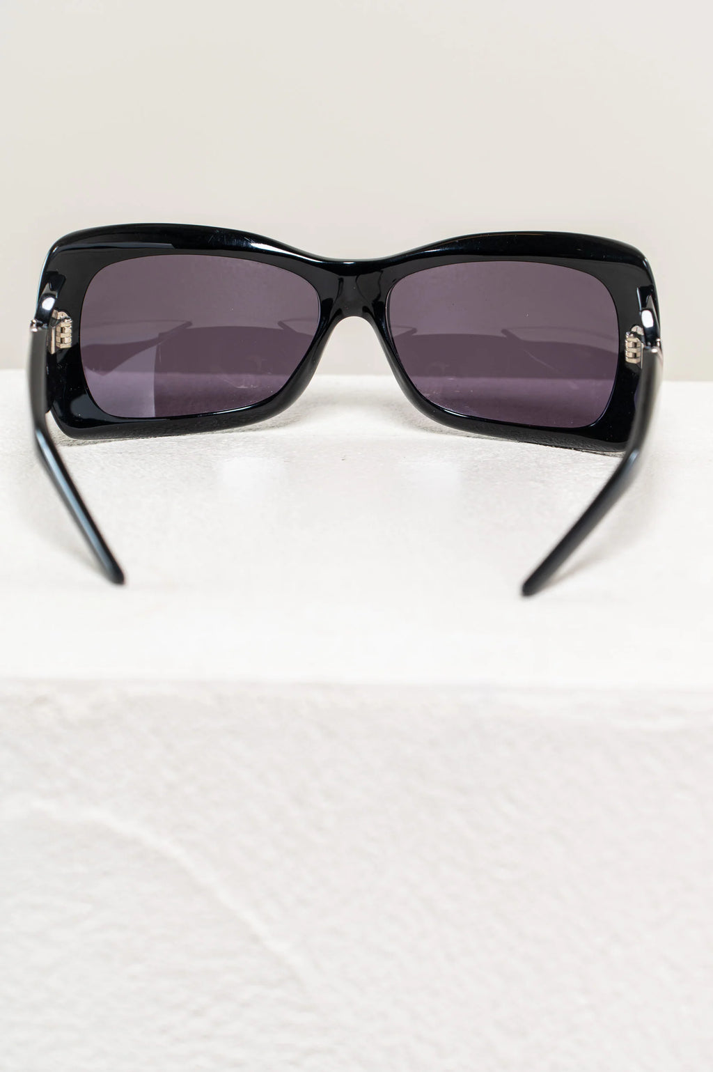 Sunglasses with Red V Detailing Coeur Cult Core
