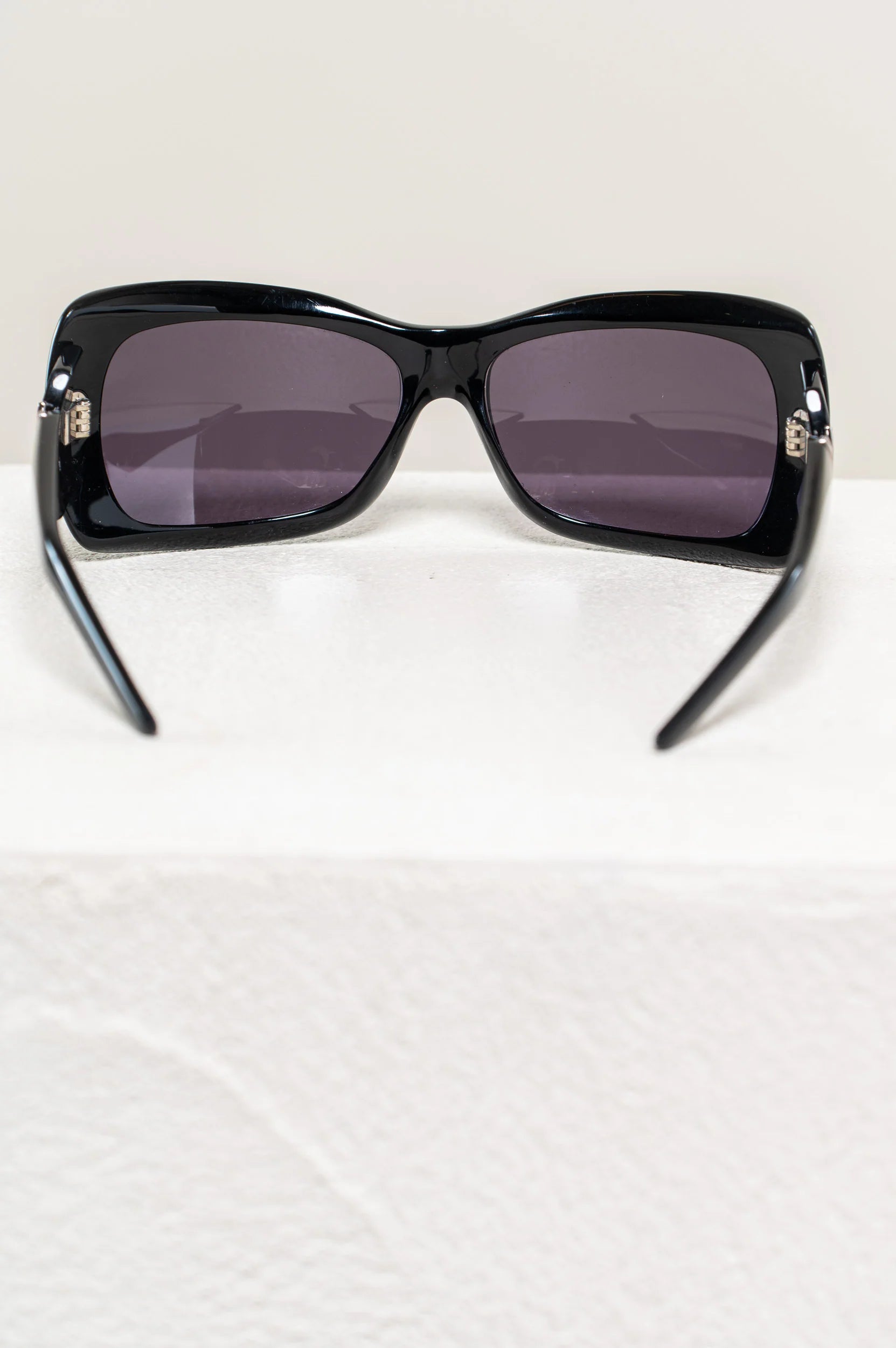 Sunglasses with Red V Detailing Coeur Cult Core