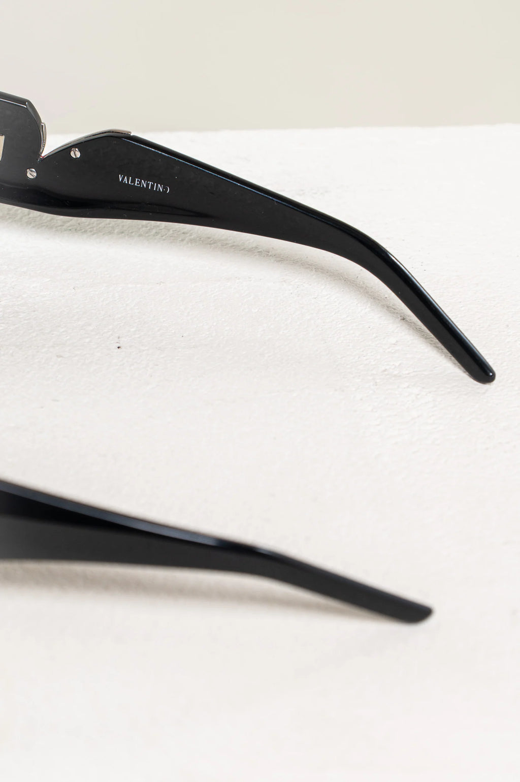Sunglasses with Red V Detailing Coeur Cult Core