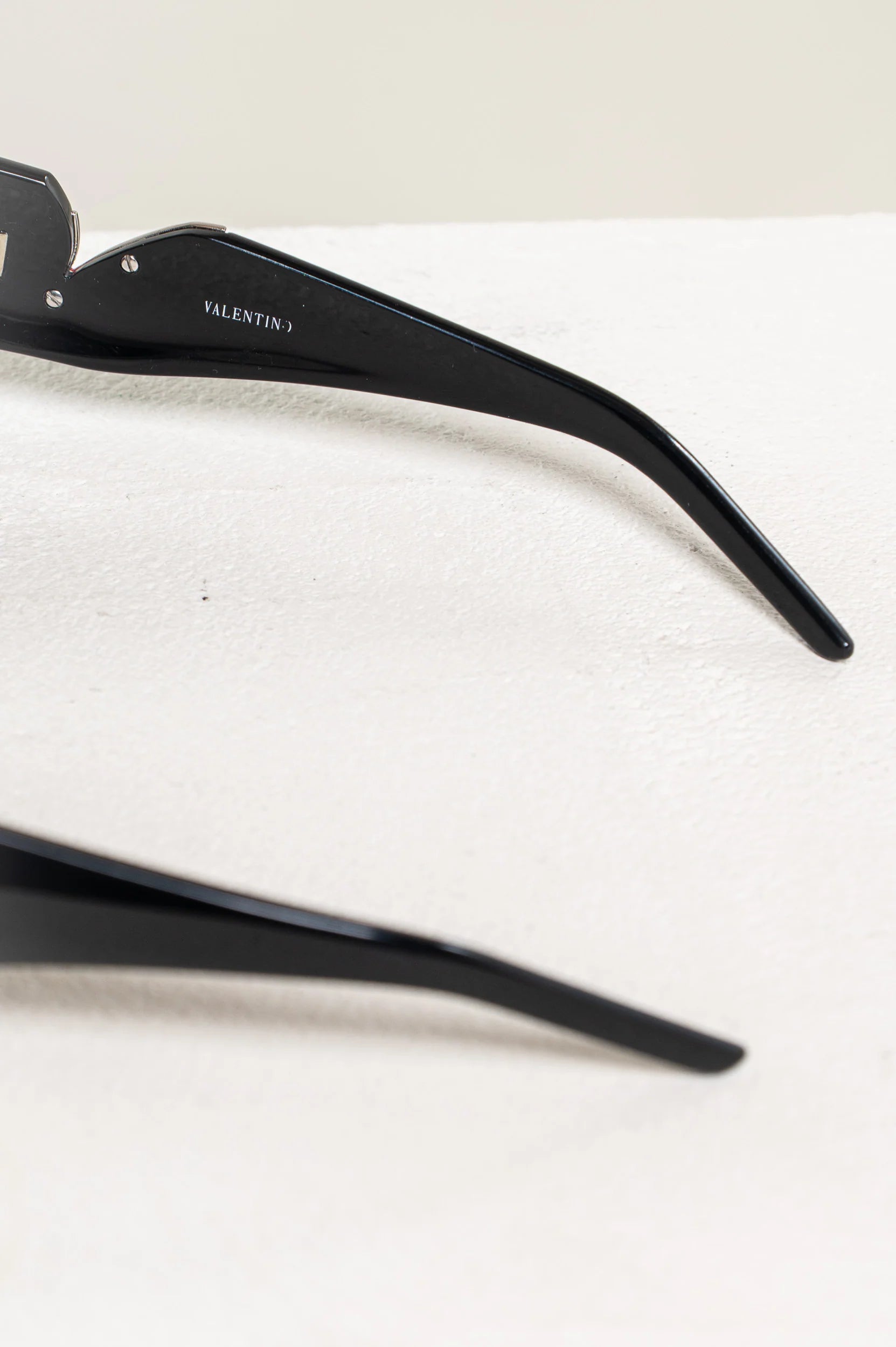 Sunglasses with Red V Detailing Coeur Cult Core